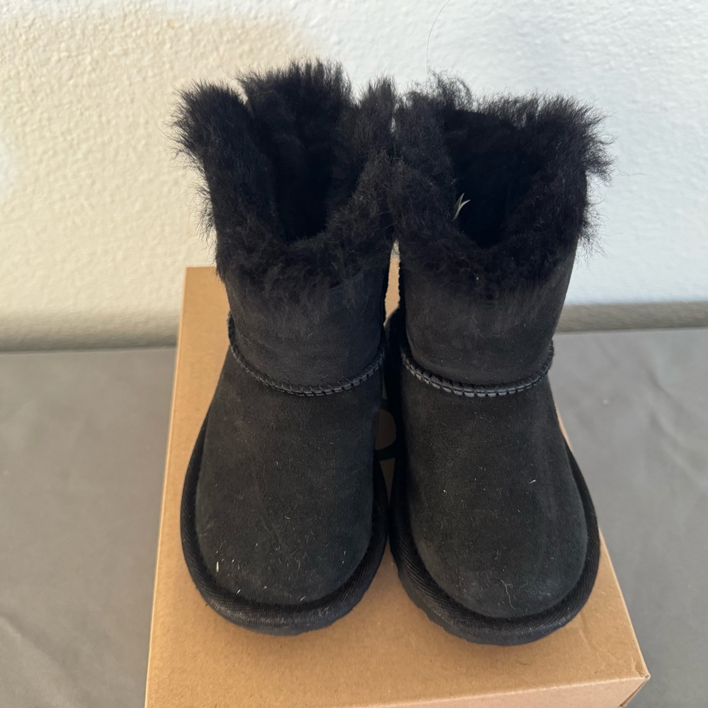 UGG boots toddler  size 7 - Picture 3 of 8